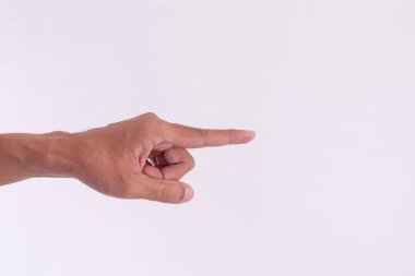 Beyaz arka plandaki bir şeyi işaret eden pozu ya da hareketi olan bir adam.