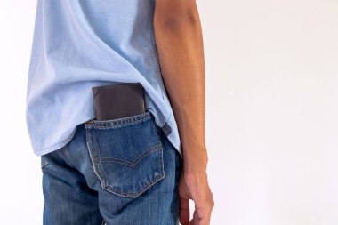 Adam kotunun arka cebine cüzdan koymuş. Yankesicilik kavramına dikkat et.