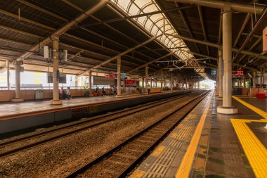 Jakarta, Endonezya - 10 Ağustos 2024: Jakarta 'da bir banliyö tren platformu. Cikini tren istasyonu..