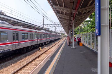 Jakarta, Endonezya - 10 Ağustos 2024: Jakarta 'da bir banliyö tren platformu. Lenteng Agung istasyonundaki banliyö treni durağı. Jakarta 'da toplu taşımacılık.