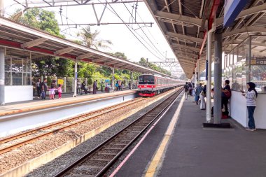 Jakarta, Endonezya - 10 Ağustos 2024: Jakarta 'da bir banliyö tren platformu. Lenteng Agung istasyonundaki banliyö treni durağı. Jakarta 'da toplu taşımacılık.