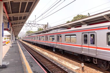 Jakarta, Endonezya - 10 Ağustos 2024: Jakarta 'da bir banliyö tren istasyonunun görüntüsü. Lenteng Agung istasyonundaki banliyö treni durağı. Jakarta 'da toplu taşımacılık.