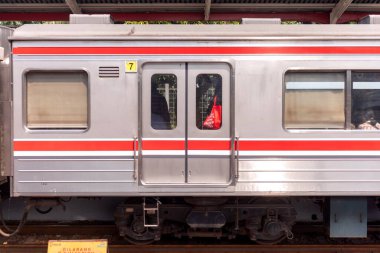 Jakarta, Endonezya - 10 Ağustos 2024: Jakarta 'da bir banliyö tren istasyonunun yan görüntüsü. Jakarta 'da toplu taşımacılık. 