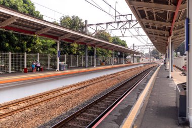 Jakarta, Endonezya - 10 Ağustos 2024: Jakarta 'da bir banliyö tren platformu. Lenteng Agung istasyonundaki banliyö treni durağı. Jakarta 'da toplu taşımacılık.