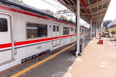 Jakarta, Endonezya - 10 Ağustos 2024: Jakarta 'da bir banliyö tren platformu. Lenteng Agung istasyonundaki banliyö treni durağı. Jakarta 'da toplu taşımacılık.