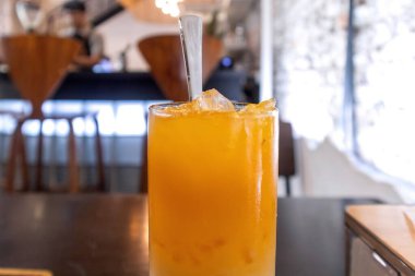 Bir bardak zerdeçal, şeker ve yoğurtlu soğuk bitkisel içecek.