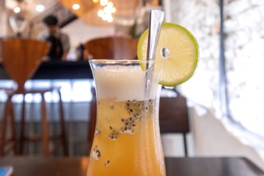 Zencefil, bal ve limonlu bir bardak soğuk, sağlıklı bitkisel içecek..