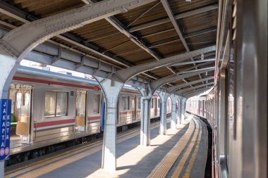 Jakarta, Endonezya - 18 Ağustos 2024: Jakarta Kota tren istasyonu manzarası. Kültürel miras binası..
