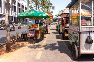 Jakarta, Endonezya - 18 Ağustos 2024: Kota Tua Jakarta 'nın turistik merkezindeki sokak satıcılarının görüntüsü