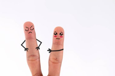 Çatışan bir çift parmak, birinin üzgün bir yüzü ve diğerinin kızgın bir yüzü var.