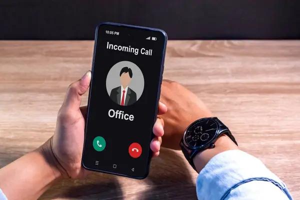 İş saatlerinden sonra gece ofisten aranan bir akıllı telefonu elinde tutuyorsun. Kavram bağlantısını kesme hakkı.