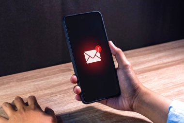 Uyarı uyarısı içeren e-posta uyarısı uyarısı içeren bir cep telefonu.