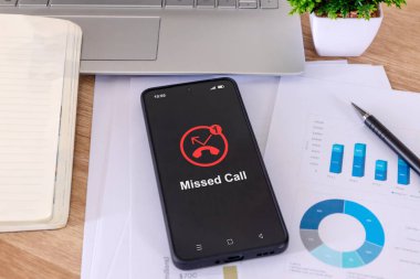 Telefon ekranında cevapsız arama uyarısı olan bir cep telefonu.