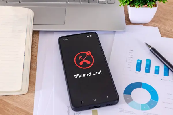 Telefon ekranında cevapsız arama uyarısı olan bir cep telefonu.