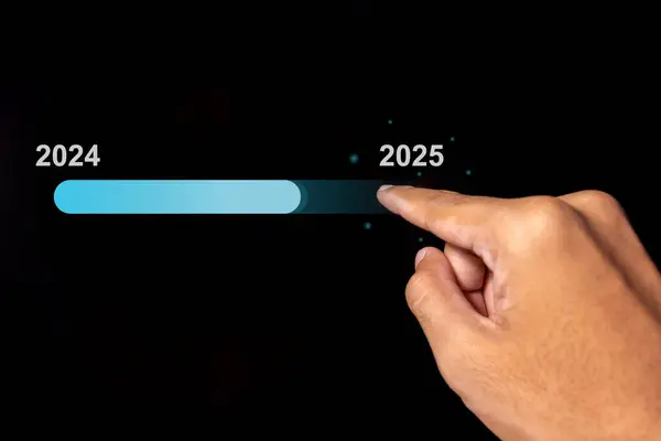 Sanal durum çubuğuna dokunarak 2024 'ten 2025' e geçeceğiz. Yeni yılın başında. Yeni Yıl Kararları.