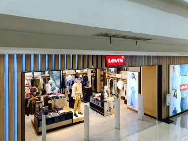 Depok, Endonezya - Ekim 06, 2024: Depok, Endonezya 'daki bir alışveriş merkezinde Levi' nin mağazasının önü