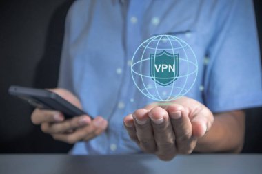 Akıllı telefonda VPN kullanan bir adam. İnternet güvenliği ve sanal özel ağ kavramı.