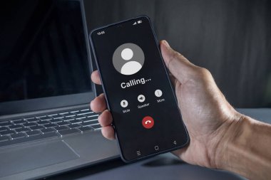 Giden arama ekranı olan bir cep telefonu. Sesli arama olan birini ara..
