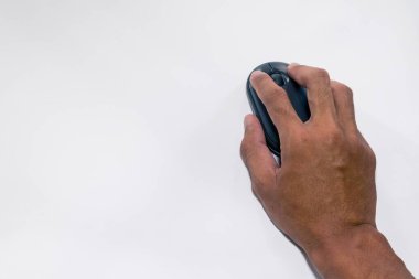 Beyaz arka planda bilgisayar faresini tutan bir erkek el.