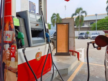 Jakarta, Endonezya - 31 Ekim 2024: Jakarta 'da bir benzin istasyonunda yakıt ikmali. Çeşitli yakıtlara sahip bir Pertamina yakıt doldurma makinesi..