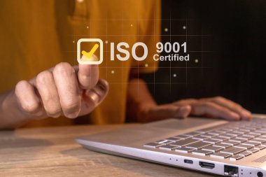 İnsan sanal ekranda ISO 9001 Kalite Yönetim Sertifikası 'nı seçer