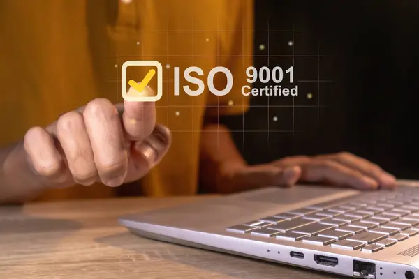İnsan sanal ekranda ISO 9001 Kalite Yönetim Sertifikası 'nı seçer