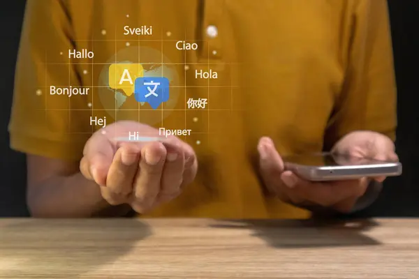 Çok dilli çeviri kavramı. Farklı dilleri çevirmek için akıllı telefon kullanan bir adam.