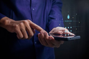 Ekranın kilidini açmak için akıllı telefon tutan adam