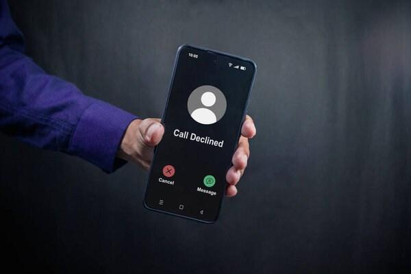 Человек, держащий смартфон с экраном Call Declined. Отвергнутая концепция телефонного звонка.