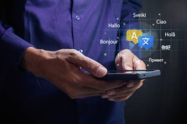 Farklı dilleri çevirmek için akıllı telefon kullanan bir adam. Çok dilli çeviri kavramı.