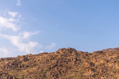 Mekke, Suudi Arabistan 'da açık mavi gökyüzü olan Rocky tepeleri
