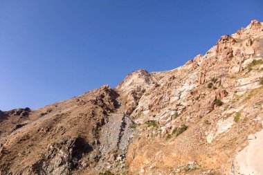 Taif şehrinde, Suudi Arabistan 'da kayalık dağlar berrak mavi gökyüzüne sahiptir.