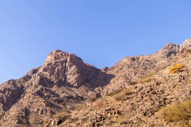 Taif şehrinde, Suudi Arabistan 'da açık mavi gökyüzü ile Rocky tepeleri manzarası
