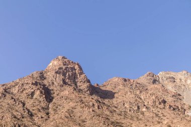 Taif şehrinde, Suudi Arabistan 'da açık mavi gökyüzü ile Rocky tepeleri manzarası