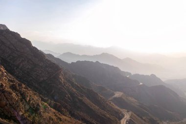 Taif şehrinde karayolu olan kayalık dağların havadan görünüşü, Suudi Arabistan
