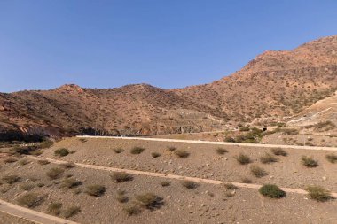 Taif şehrinde karayolu olan kayalık dağların havadan görünüşü, Suudi Arabistan