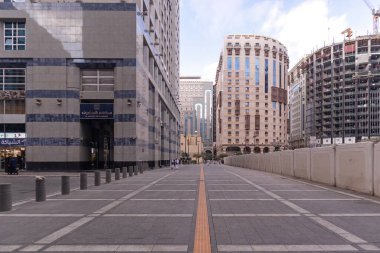 Madinah, Suudi Arabistan - 20 Aralık 2024: Medine 'de yaya kaldırımları sarı kılavuz bloklarla donatılmış