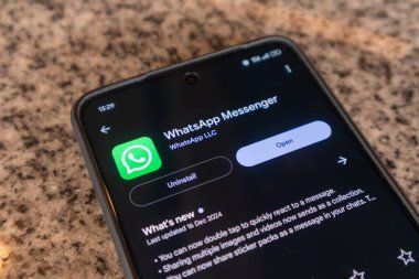 Jakarta, Endonezya - 02 Ocak 2025: WhatsApp Messenger 'ın oyun mağazasıyla ilgili güncelleme bilgilerini içeren bir akıllı telefon