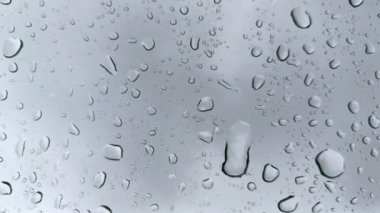 Pencere camından aşağı siyah bulutlu yağmur damlaları akıyor.