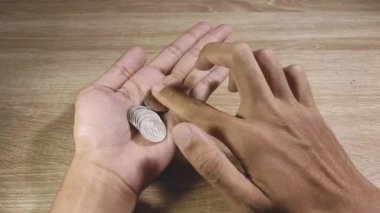 Avucundaki paraları sayan bir adamın yakın çekimi. Finansal sorunlar, kriz veya yoksulluk kavramı.