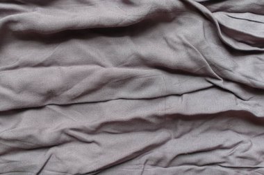 Kırışmış gri bir bez ve ışığa maruz kalmış.