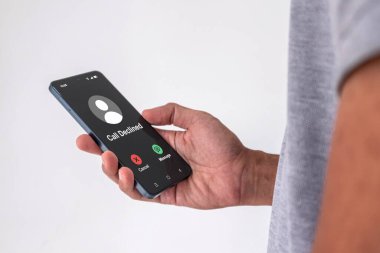 Arama Reddedilmiş ekranlı cep telefonu tutan bir adam. Reddedilmiş telefon görüşmesi kavramı.