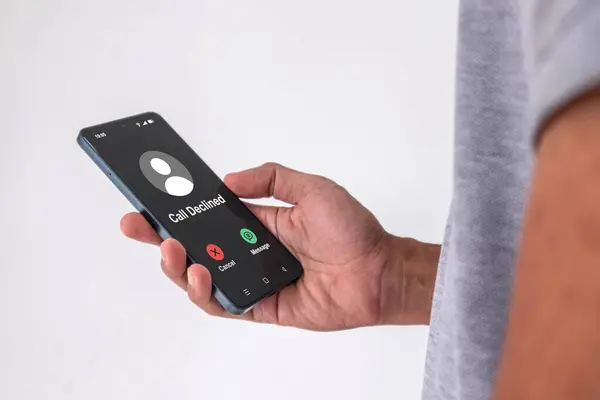 Arama Reddedilmiş ekranlı cep telefonu tutan bir adam. Reddedilmiş telefon görüşmesi kavramı.