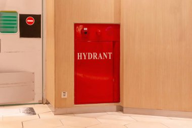 Alışveriş merkezindeki yangın hortumu kutusu.