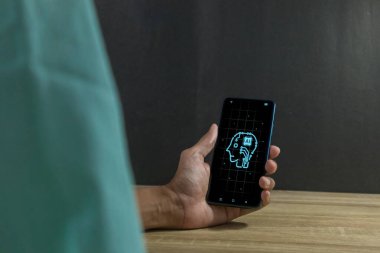 Yapay zeka teknolojisini kullanmak için akıllı telefon tutan adam.