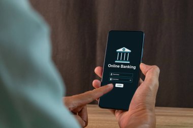 İşadamı akıllı telefonuyla online cep telefonu bankacılığı yapıyor. Mobil bankacılığa erişmek için kullanıcı adı ve parola girin.