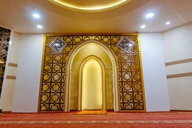 Arapça metni olan Müslümanların namaz odası Allah, Hz. Muhammed ve kırmızı paspas anlamına gelir.