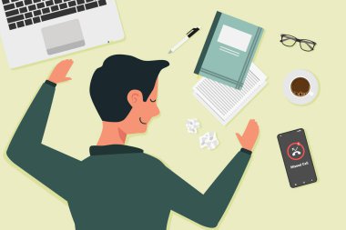 Cep telefonunda cevapsız bir çağrı ile masasında uyuyakalan bir işçi.