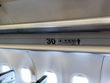 Uçağın yolcusu için koltuk numarası.