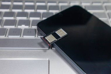 Akıllı telefonda açık bir SIM kart yuvası